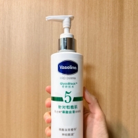 凡士林烟酰胺果酸身体乳