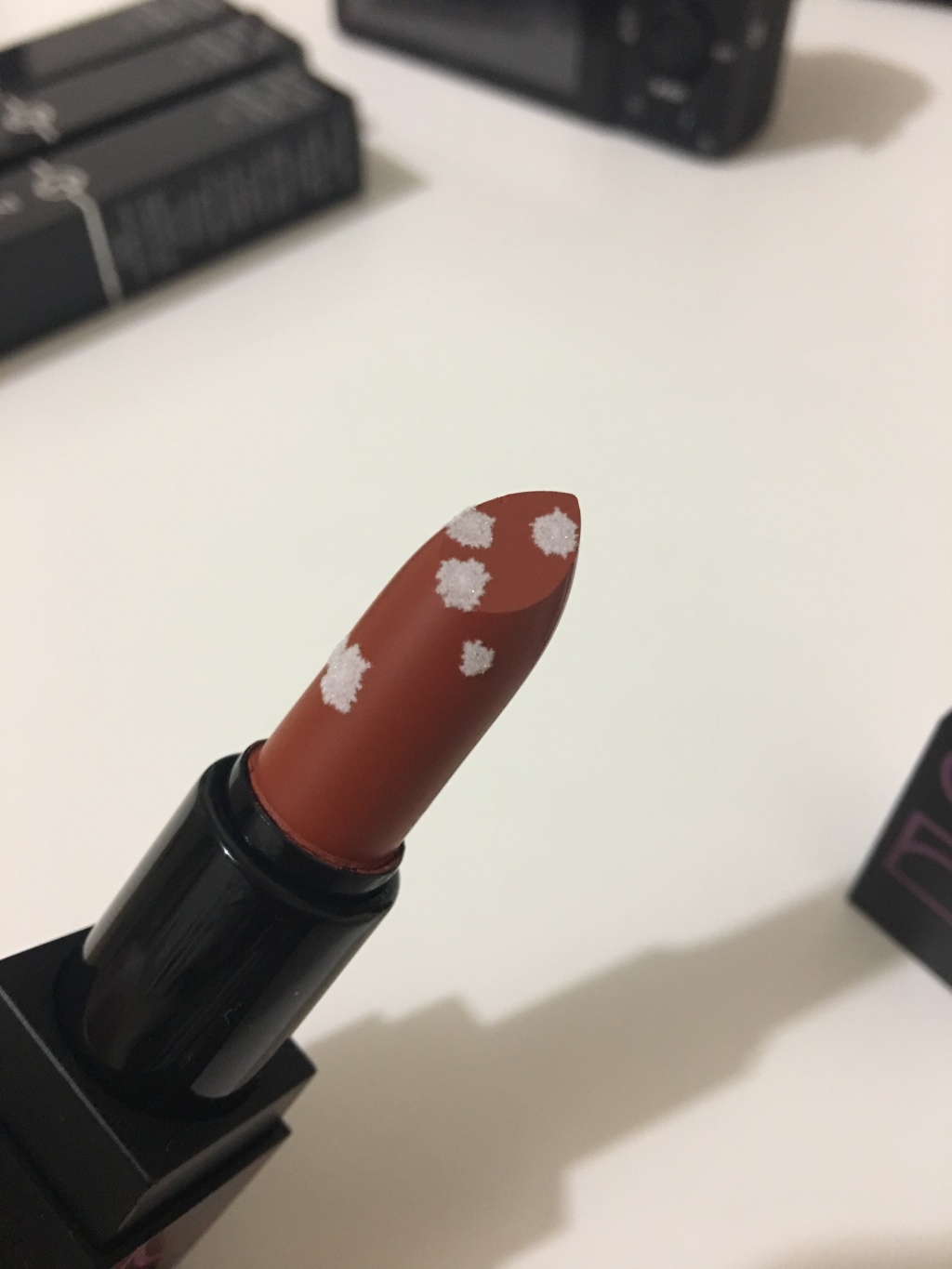 口红长白色的东西