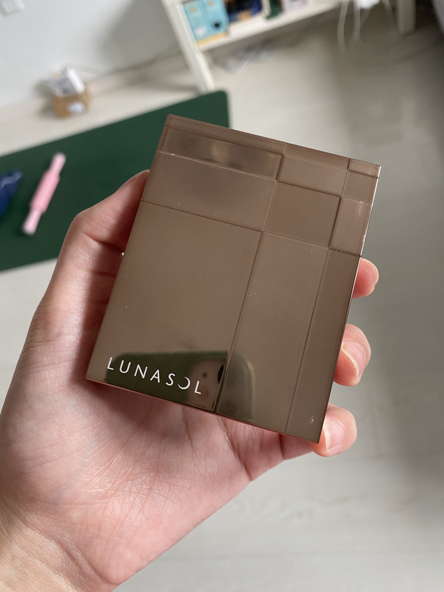 LUNASOL眼影01 Beige Beige试色