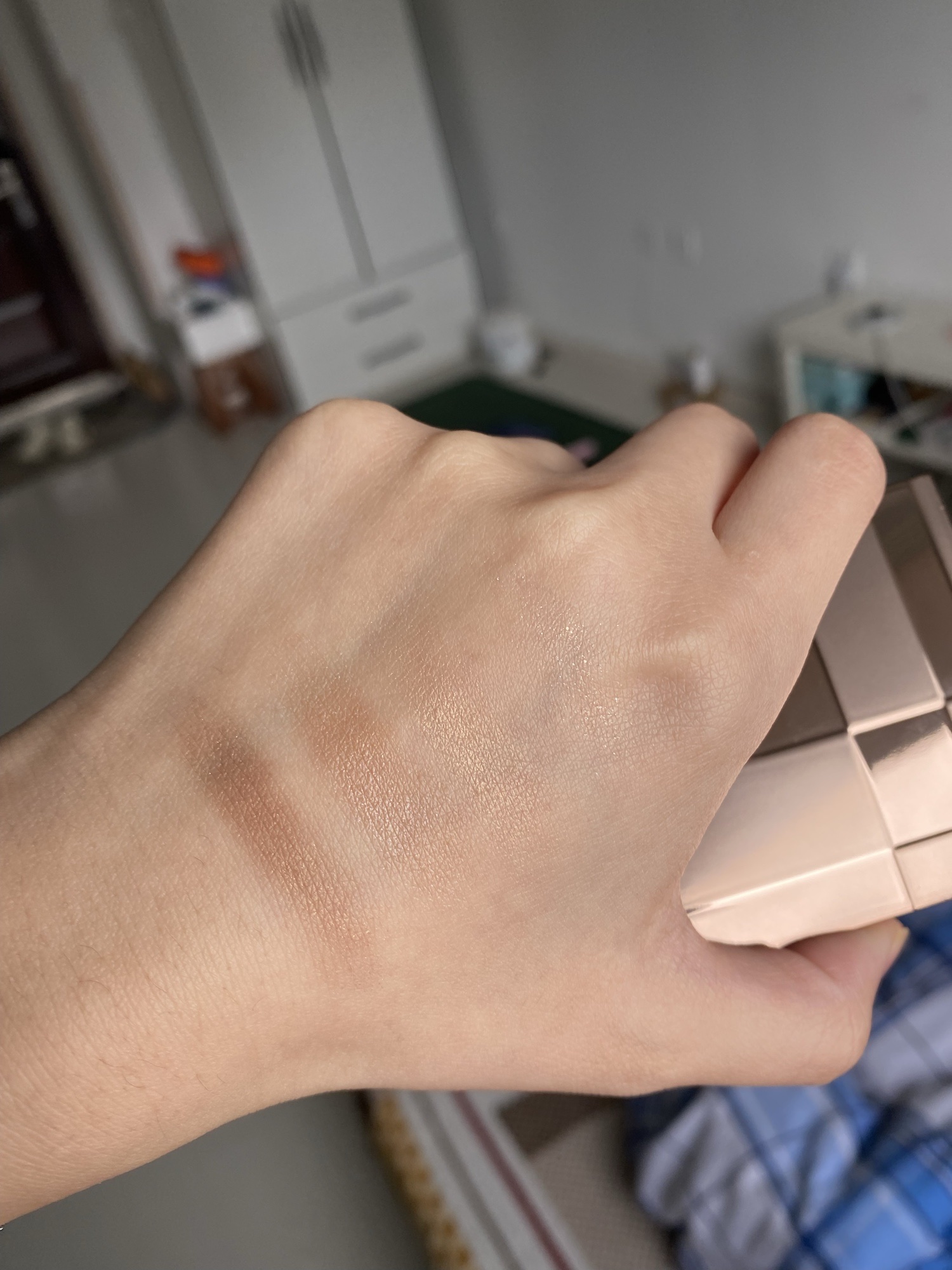 LUNASOL眼影01 Beige Beige试色