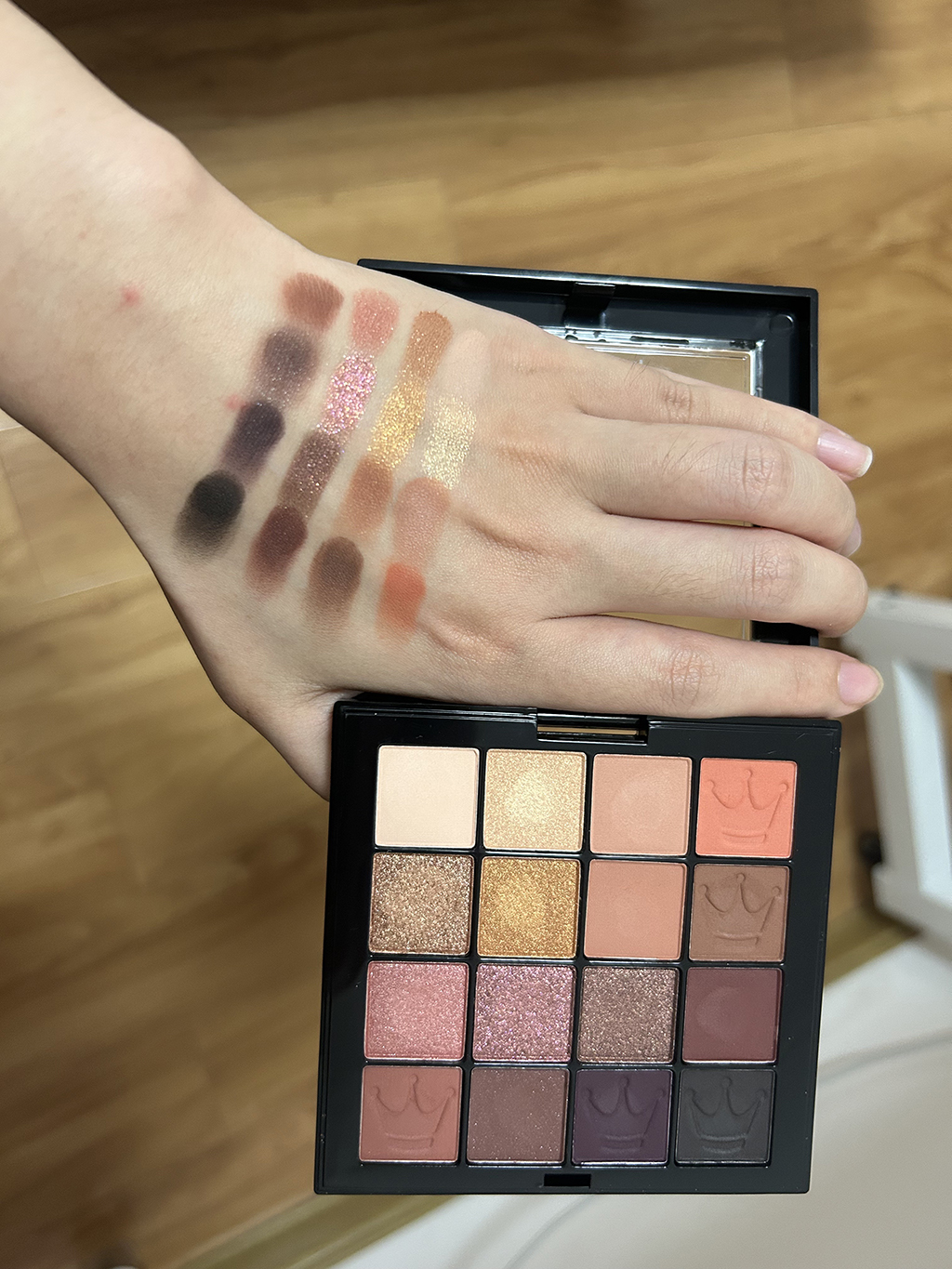 NYX16色眼影盘14 MAJESTY 豹富女王盘试色