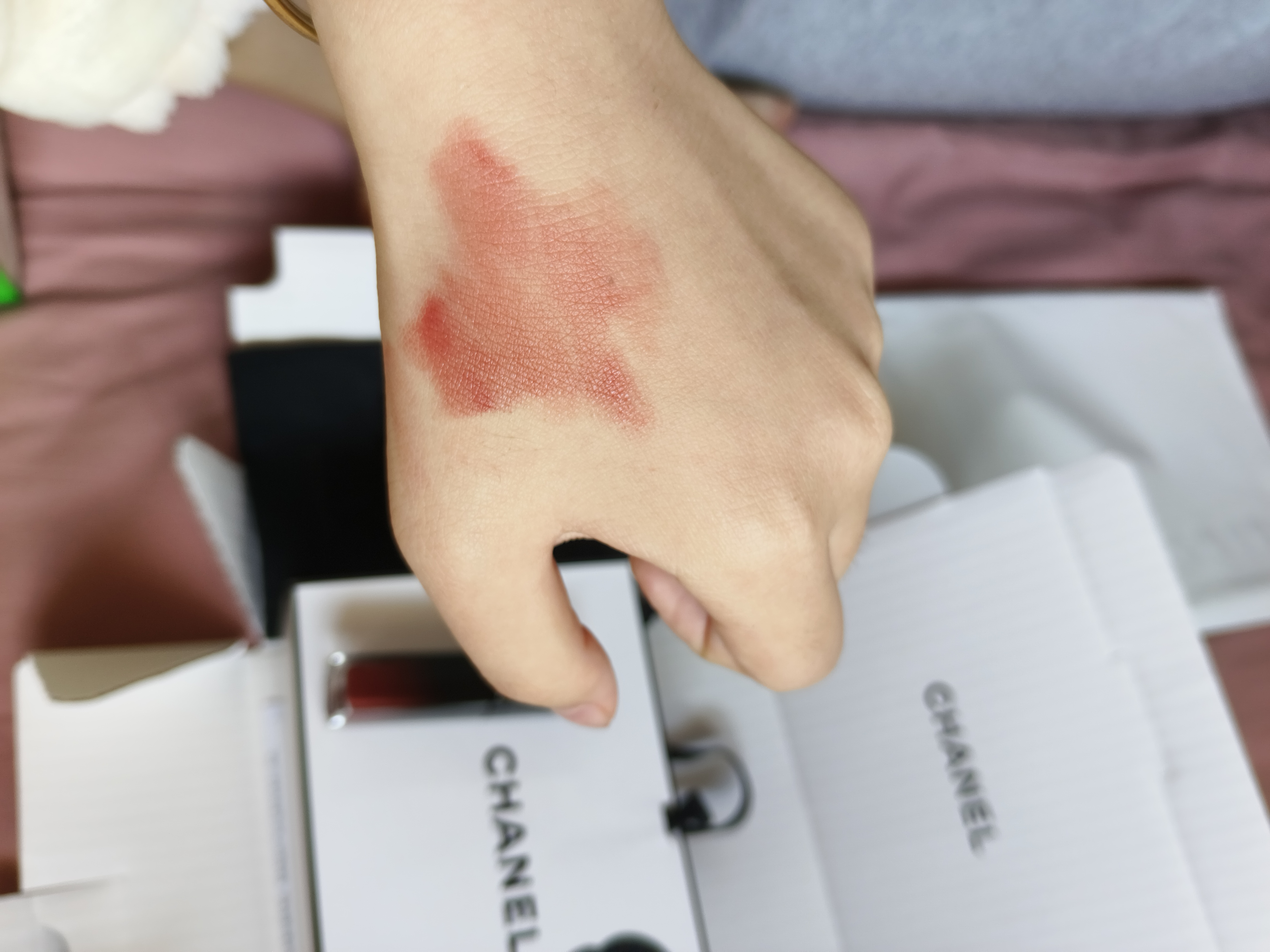 CHANEL香奈儿魅力炫光唇釉83 BEIGE SECRET试色