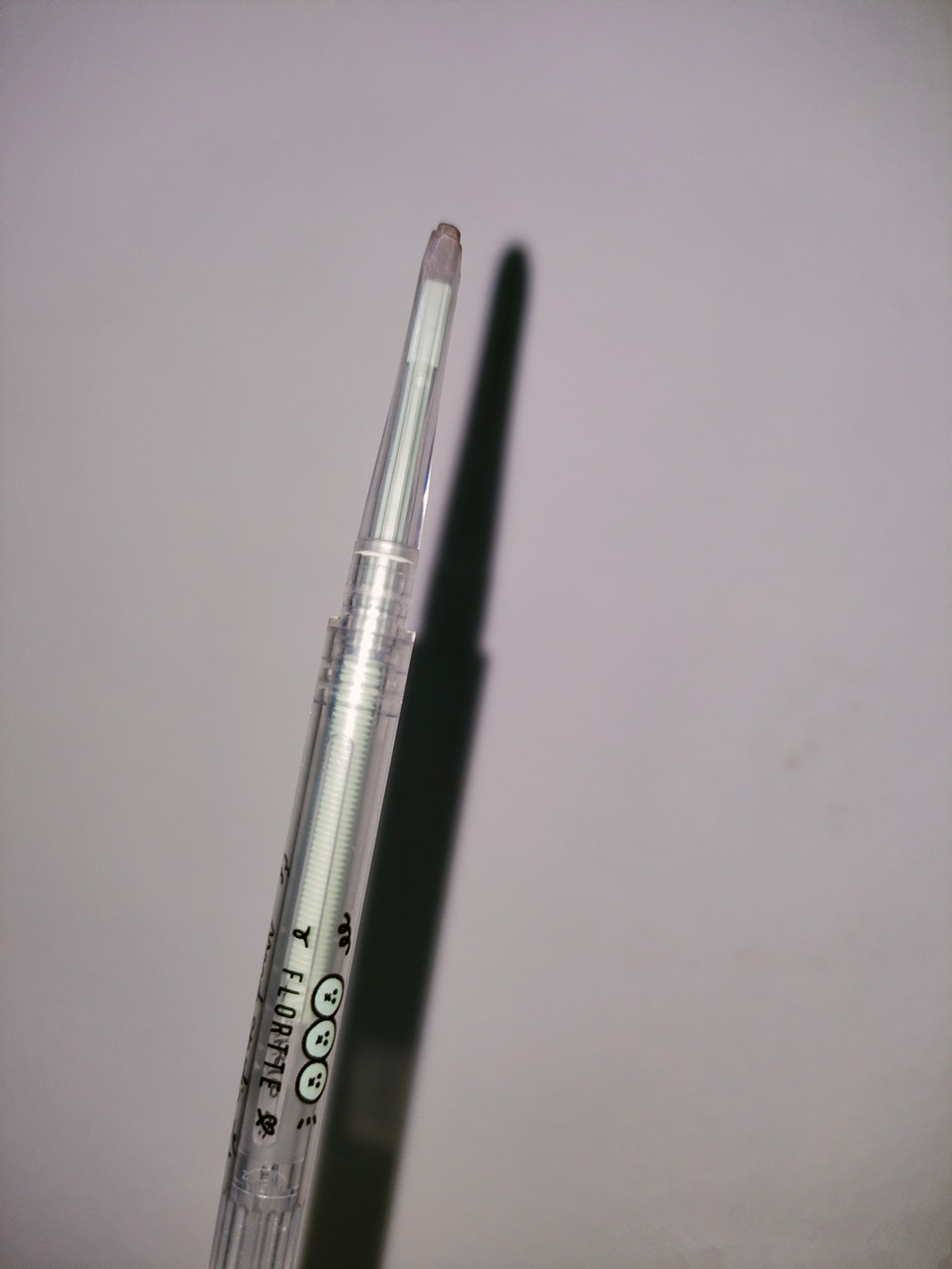 用完一支花洛莉亚的眉笔，emmmm。