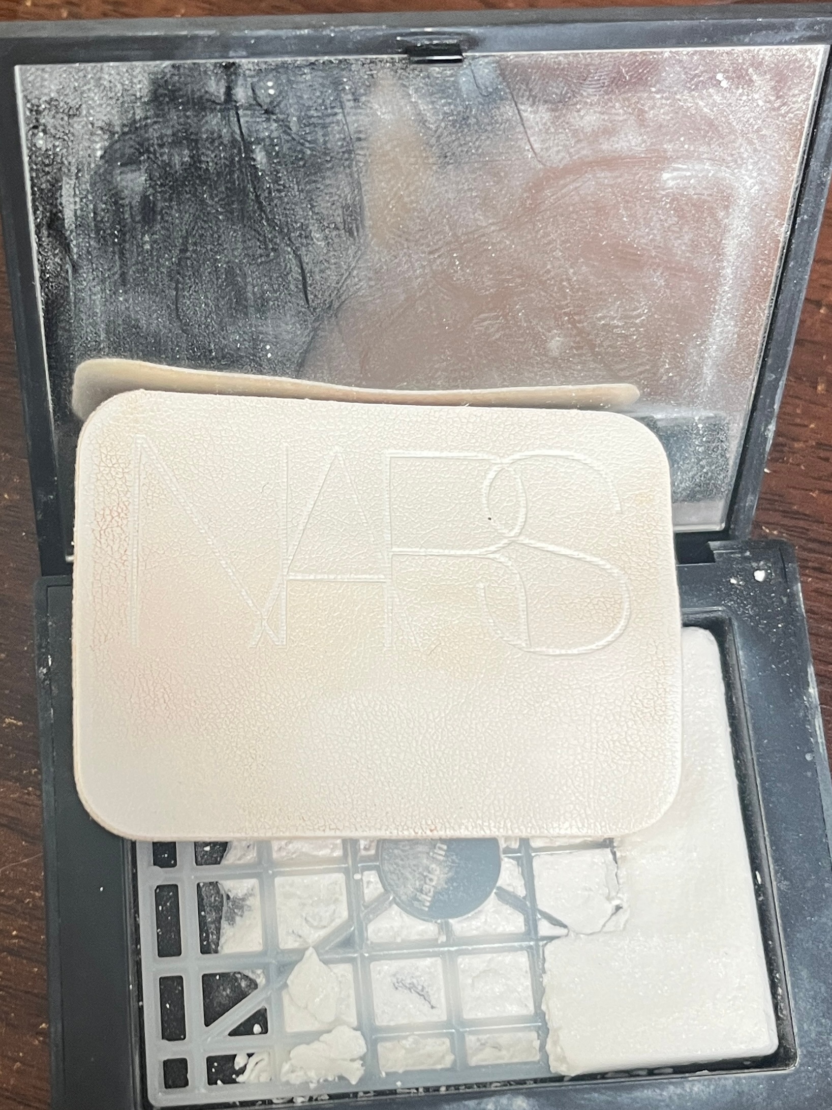 唯一用到铁皮的粉饼