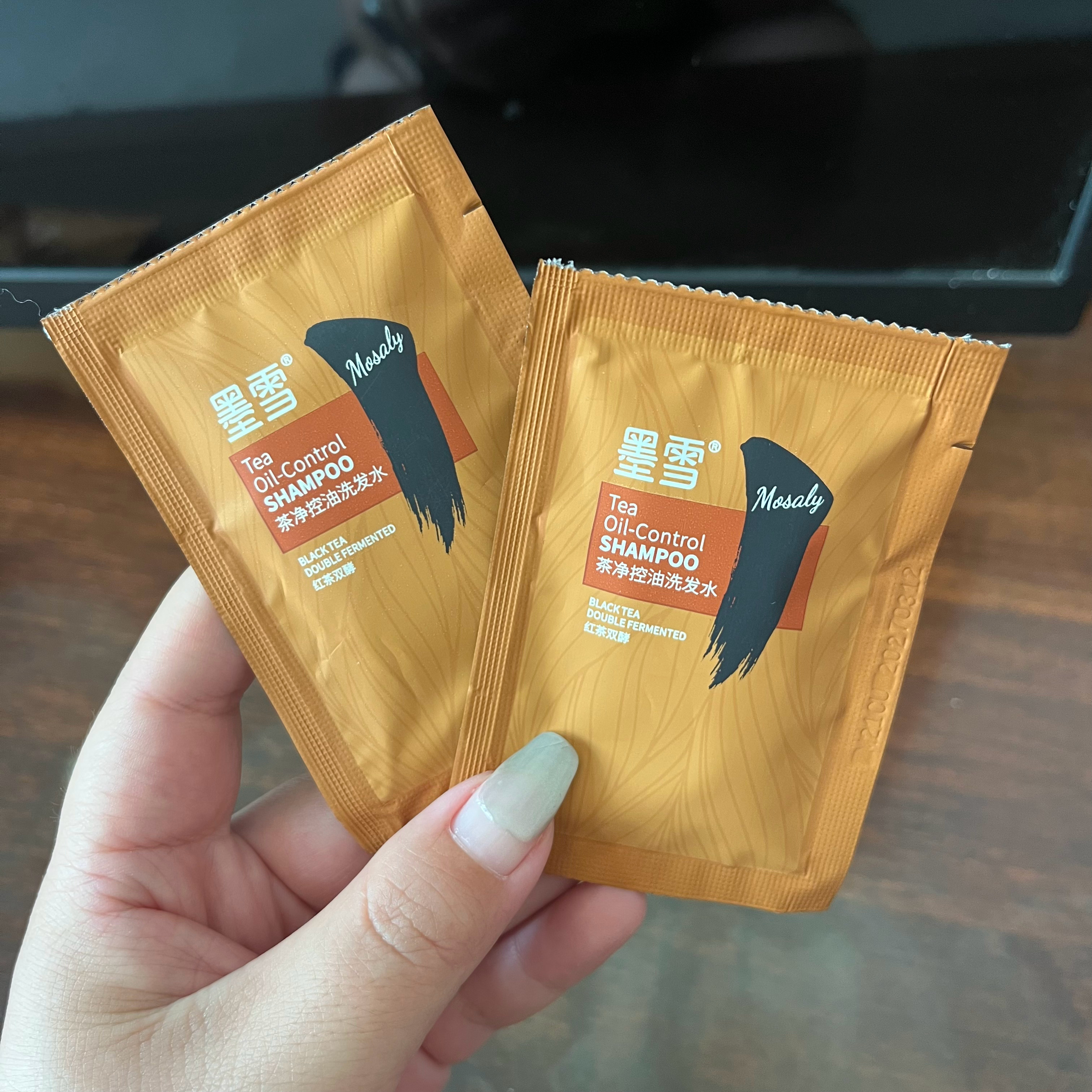 两只珀肤研的防晒空瓶