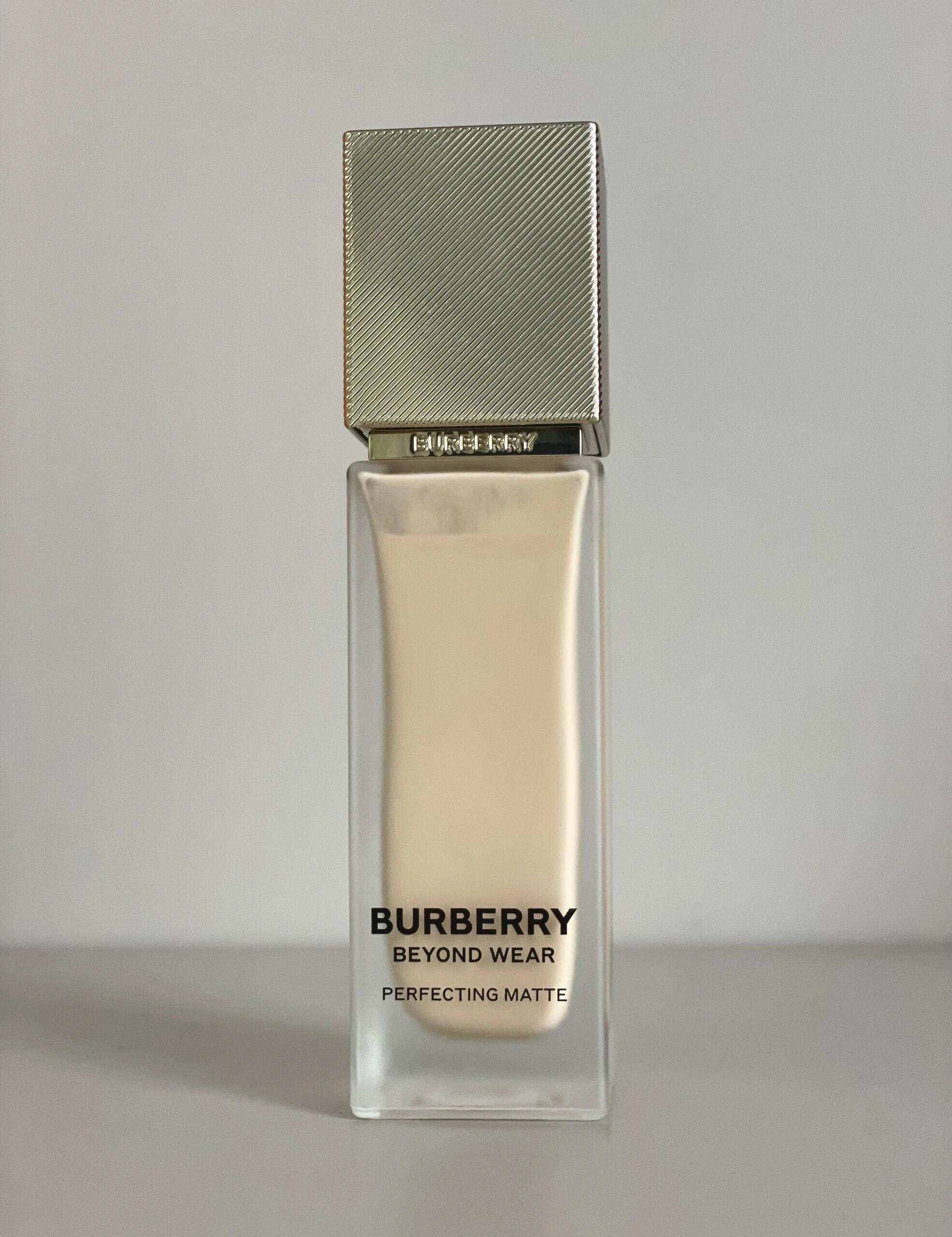 Burberry博柏利风衣粉底液W20试色