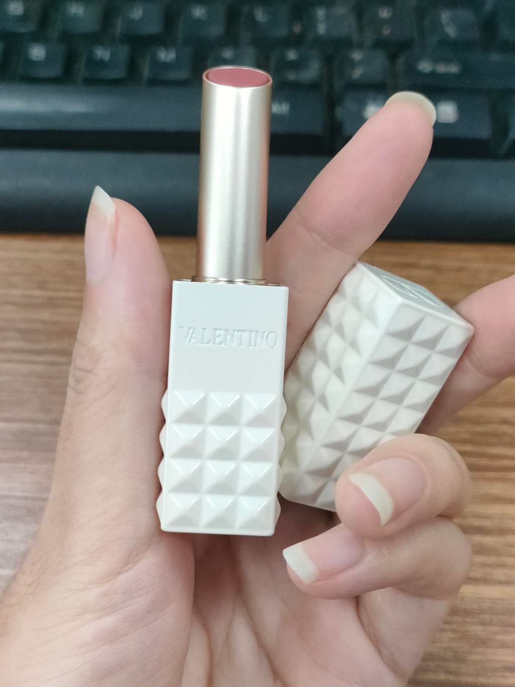 华伦天奴铆钉口红134R复古粉棕试色