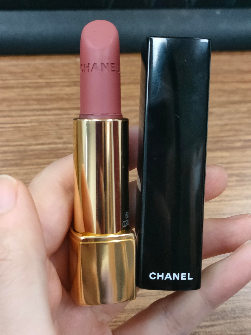 chanel香奈儿黑管丝绒唇膏61试色
