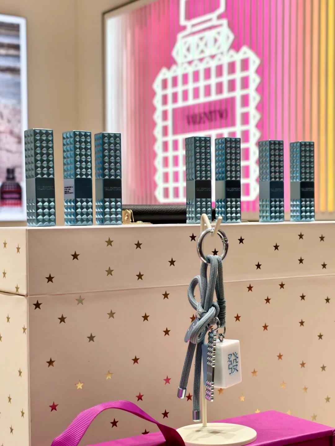 华伦天奴好运蓝口红312R心动粉/134R自在裸/137A开运红/412A控场橘试色 ...