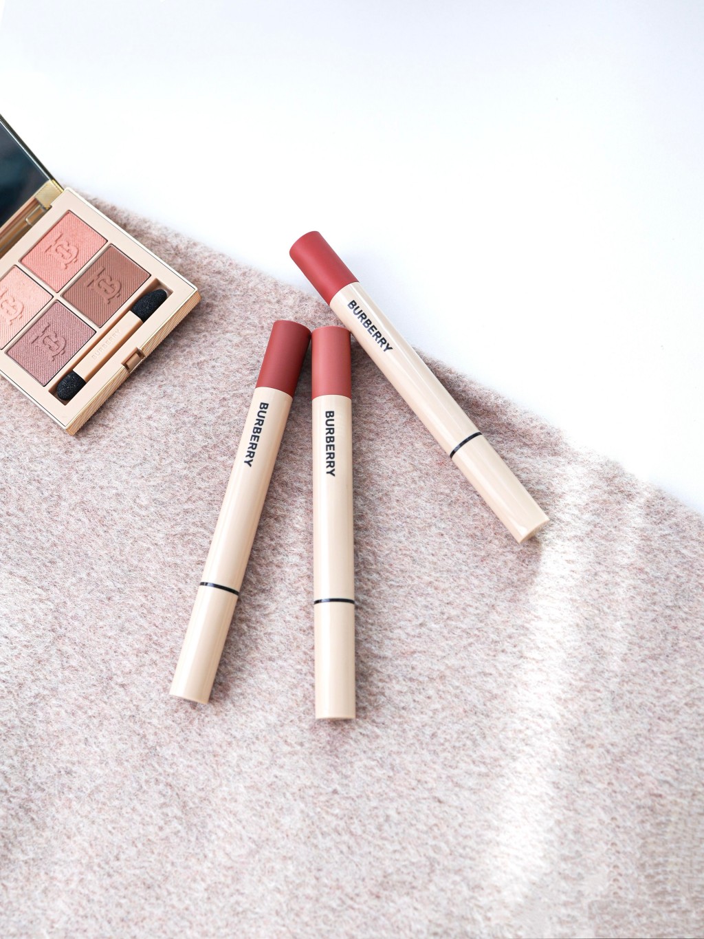 Burberry气垫唇笔试色